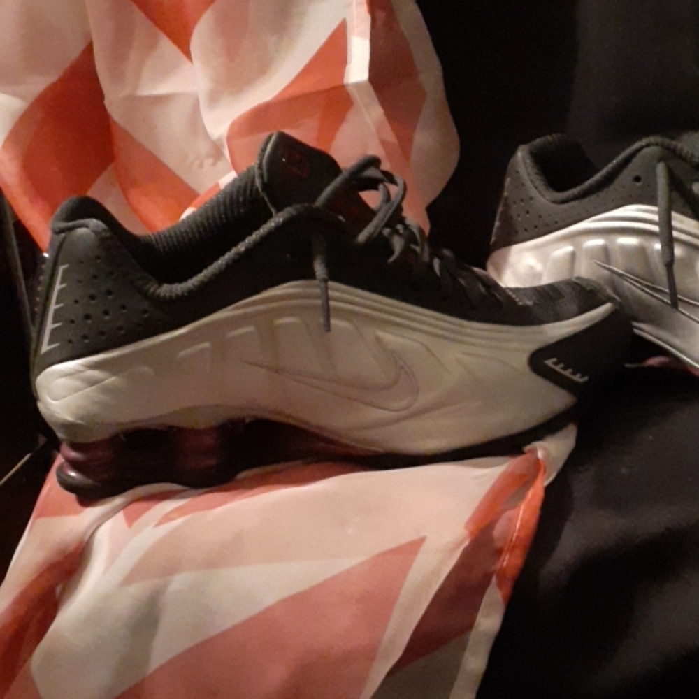 Wmns Nike Shox R4 size 9